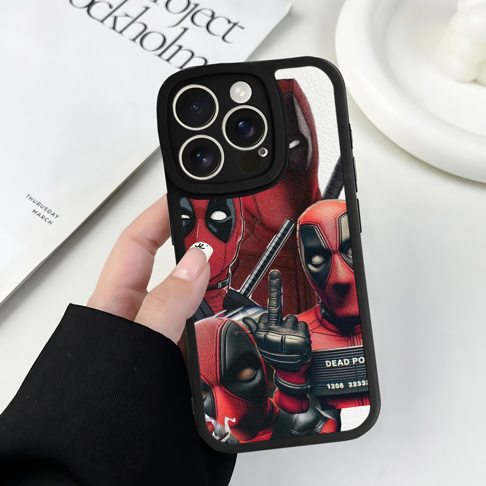 （画像用） Deadpool デッドプール 【iPhone 16シリーズ対応】シリコンスマホケース（レザー調） 材質：シリコン